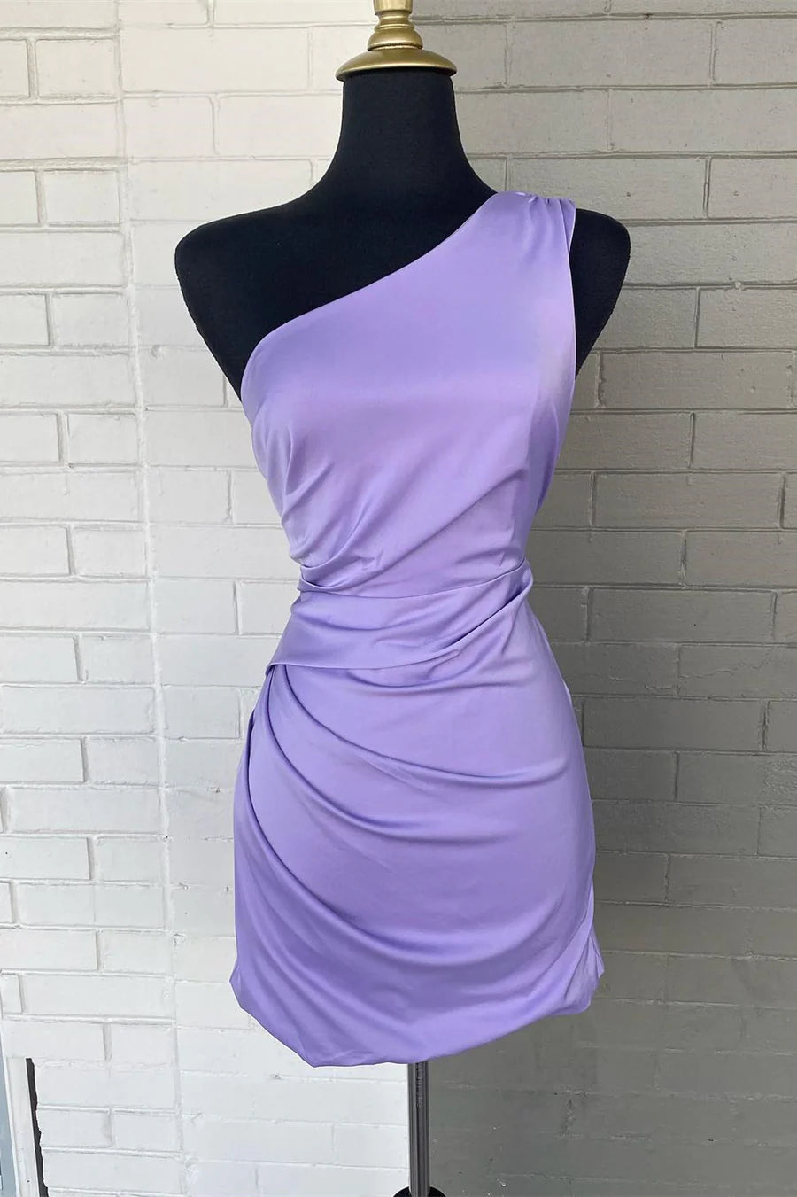 Vestido de fiesta corto fruncido con un solo hombro